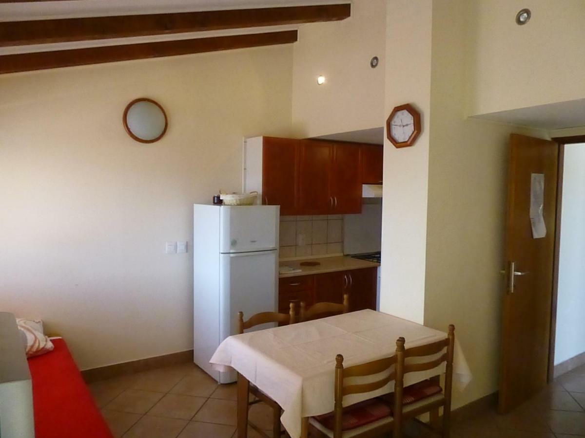 Apartments Vila Lavanda Omišalj Buitenkant foto