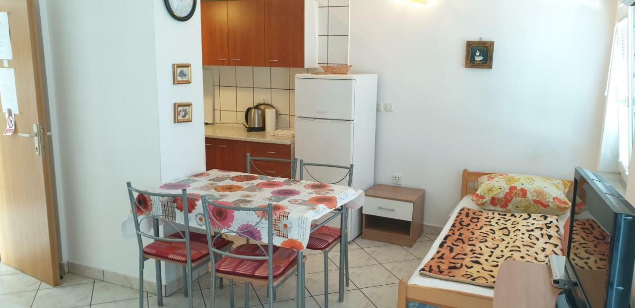 Apartments Vila Lavanda Omišalj Buitenkant foto