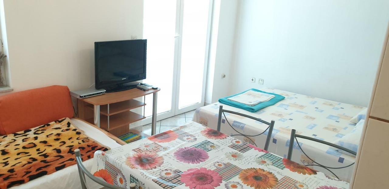 Apartments Vila Lavanda Omišalj Buitenkant foto